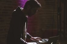 Ο Hior Chronik , a.k.a Γιώργος Παπαδόπουλος, μιλάει στην Athens Voice για τη μουσική και τη φωτογραφία.