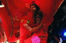 Λήδα Παπακωνσταντίνου: Φωτογραφία από περφόρμανς στο πλαίσιο της έκθεσης Το Κουτί, 1981 