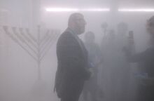 Πολωνία: Ακροδεξιός βουλευτής έσβησε με πυροσβεστήρα στη Βουλή τα κεριά για το Χανουκά - Αντιδράσεις μετά την αντισημιτική επίθεση.