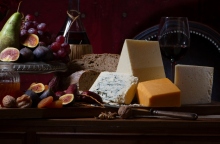 Τυριά και κρασί σε πλατό