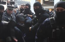 Απολογήθηκε ο 18χρονος που ομολόγησε πως έριξε τη φωτοβολίδα που τραυμάτισε τον 31χρονο αστυνομικό στο Ρέντη