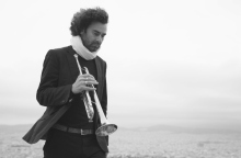 Ανδρέας Πολυζωγόπουλος: Ο Έλληνας τρομπετίστας μιλάει για το άλμπουμ «Petrichor», την jazz και τους πειραματισμούς