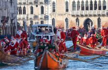 Βενετία: Αϊ-Βασίληδες αφήνουν τα έλκηθρα για τις γόνδολες στην παραδοσιακή χριστουγεννιάτικη ρεγκάτα 