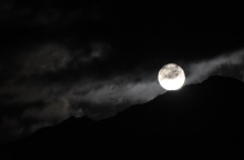 Πανσέληνος Δεκεμβρίου πίσω από τα σύννεφα