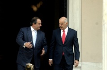 Οι πρώην πρωθυπουργοί Κώστας Καραμανλής (αριστερά) και Γιώργος Παπανδρέου (δεξιά) και η σημερινή κόντρα για τη χρεοκοπία της Ελλάδας