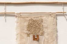 Η δαντέλα, 2023 της Ειρήνης Γκόνου. Βαμβακερή γάζα, τουλπάνι, μεταξωτό νήμα, καλάμι (45x50εκ.) 