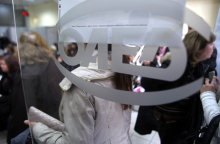 Η άδεια παραμονής στους μετανάστες υπό προϋποθέσεις, το επίδομα ανεργίας και η αεργία