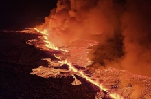 Λάβα ξεχύνεται μετά την έκρηξη του ηφαιστείου στο Grindavik της Ισλανδίας