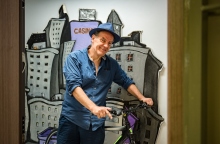 Συνέντευξη με τον συγγραφέα και δημοσιογράφο Δημήτρη Φύσσα για την επανακυκλοφορία του βιβλίου «Αυστηρώς ακατάλληλον», για τα τσοντάδικα της Αθήνας