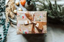 Δώρο τυλιγμένο με χριστουγεννιάτικο αμπαλάζ