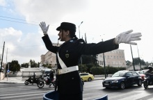 Τροχονόμος στο ειδικό βήμα που στήνεται τα Χριστούγεννα σε δρόμους εθιμοτυπικά