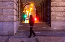 Αστυνομικός σε σημείο όπου έχει αποκλειστεί με κορδέλα της αστυνομίας στην Πράγα μετά το μακελειό στο Πανεπιστήμιο