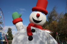 Χιονάνθρωπος φουσκωτός και αίθριος καιρός