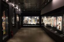 Πλάκα: Εγκαίνια του Μουσείου Νεότερου Ελληνικού Πολιτισμού, παρουσία της Λίνας Μενδώνη - Συγκροτείται από 18 κτίρια και τον περιβάλλοντα χώρο τους.