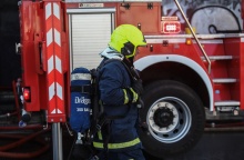 Πυροσβέστης μπροστά από όχημα της Πυροσβεστικής