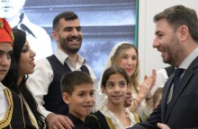 Άκουσε τα Κάλαντα από κρητικό χορευτικό όμιλο ο Νίκος Ανδρουλάκης