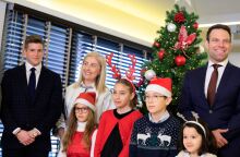 Άκουσε τα χριστουγεννιάτικα κάλαντα ο Στέφανος Κασσελάκης