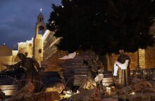 Μια φάτνη από ερείπια: Η Βηθλεέμ γιορτάζει «βουβά» τα Χριστούγεννα