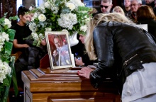 Γυναίκα σκυμμένη πάνω από το φέρετρο του Βασίλη Καρρά κατά τη διάρκεια του λαϊκού προσκυνήματος στη Θεσσαλονίκη