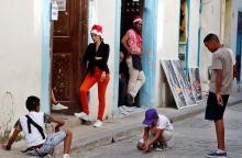 Χριστούγεννα στην Κούβα - Γυναίκα με σκουφάκι του Άγιου Βασίλη