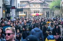 Πολίτες στην Ερμού για τις αγορές τους πριν την Πρωτοχρονιά