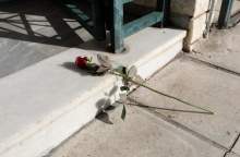 Ένα λουλούδι στο σημείο όπου διαπράχθηκε η αδελφοκτονία στη Νέα Σμύρνη