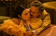 Poor Things: Κριτική για την ταινία του Γιώργου Λάνθιμου με τους Έμα Στόουν, Γουίλεμ Νταφόε, Μαρκ Ράφαλο, Ραμί Γιουσέφ