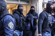 Ο 18χρονος συλληφθείς για την επίθεση στον 31χρονο αστυνομικό με ναυτική φωτοβολίδα