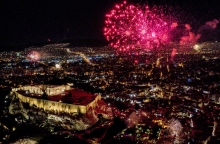 Πρωτοχρονιές με θέα την Αθήνα και τα λαμπιόνια της
