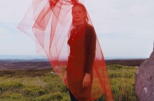 Η τραγουδίστρια και τραγουδοποιός Anna B Savage για τη μουσική και τη ζωή της πριν την πρώτη της αθηναϊκή συναυλία, το Σάββατο 13 Ιανουαρίου 2024 στο Temple.