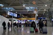 Επιβάτες με τις βαλίτσες ανά χείρας στο αεροδρόμιο «Ελευθέριος Βενιζέλος»