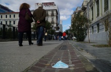 Μάσκα πεταμένη στο οδόστρωμα