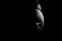 Έγκυος σε σκοτεινό δωμάτιο