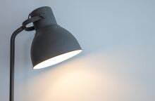 Λαμπατέρ με αναμμένη λάμπα