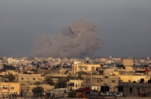 Καπνοί πάνω από τη Γάζα μετά από νέο χτύπημα
