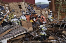 Διασώστες στην Ιαπωνία ψάχνουν στα συντρίμμια για επιζώντες μετά τον φονικό σεισμό