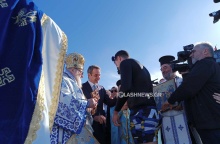 Ο Κυριάκος Μητσοτάκης δίνει σταυρουδάκι στον άνδρα που έπιασε τον Σταυρό από τη θάλασσα στα Χανιά