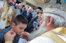 Το 8χρονο αγόρι βούτηξε και έπιασε τον Σταυρό στο Ηράκλειο της Κρήτης