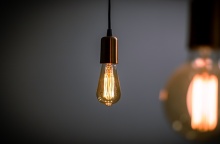 Αναμμένη λάμπα σε σκοτεινό σημείο