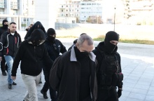 Ο Ηλίας Μίχος και οι υπόλοιποι κατηγορούμενοι οδηγήθηκαν σήμερα στο δικαστήριο εν μέσω έντασης και συνθημάτων