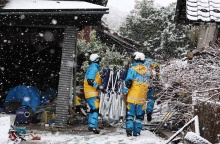 Διασώστες επιχειρούν εν μέσω χιονοπτώσεων για επιζώντες στα ερείπια μετά τον φονικό σεισμό που έπληξε την Πρωτοχρονιά την Ιαπωνία