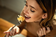 Κατσαρόλες με βιβλία: Για να μην παχαίνεις, για να μη σε «τρώει» το φαγητό