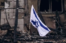 Ισραηλινή σημαία σε χαλάσματα