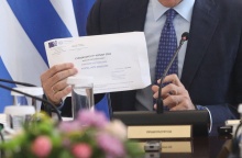 Ο φάκελος της επιστολικής ψήφου στα χέρια του πρωθυπουργού