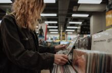 BBC: Σε δημοπρασία θα πωληθούν δίσκοι βινυλίου και εξοπλισμός από το αρχείο του βρετανικού φορέα - Διαδικτυακές προσφορές για τα σπάνια αναμνηστικά.