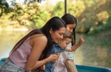 Οικογένεια αποτελούμενη από δύο μητέρας και ένα παιδί