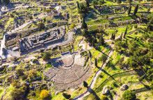 Πανοραμική άποψη του αρχαιολογικού χώρου των Δελφών