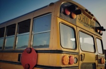 Όψεις από το πίσω μέρος σχολικού λεωφορείου