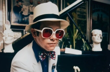 Ο Έλτον Τζον βγάζει τη συλλογή του σε δημοπρασία που αναμένεται να αποφέρει 10 εκατομμύρια δολάρια στον οίκο Christie’s