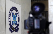Κάμερα μπροστά από το έμβλημα της Αστυνομίας